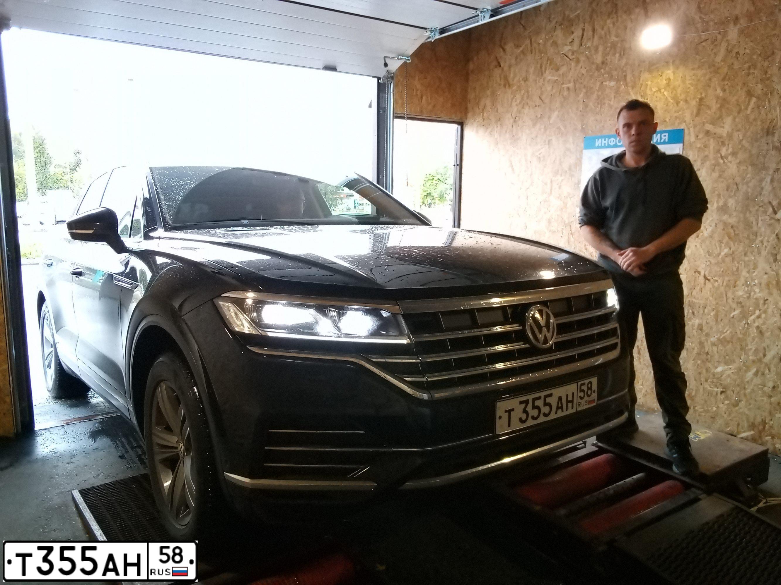 Фото автомобиля VOLKSWAGEN TOUAREG, 2018 — госномер Т588СР58. Цвет: ЧЕРНЫЙ