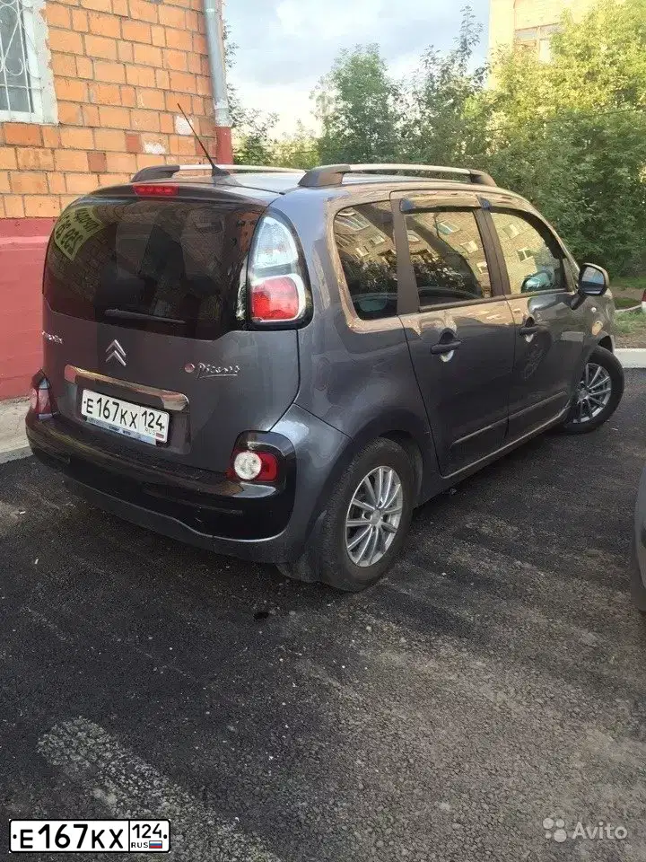 Фото автомобиля CITROEN C3 PICASSO, 2010 — госномер Е167КХ124. Цвет: СЕРЫЙ
