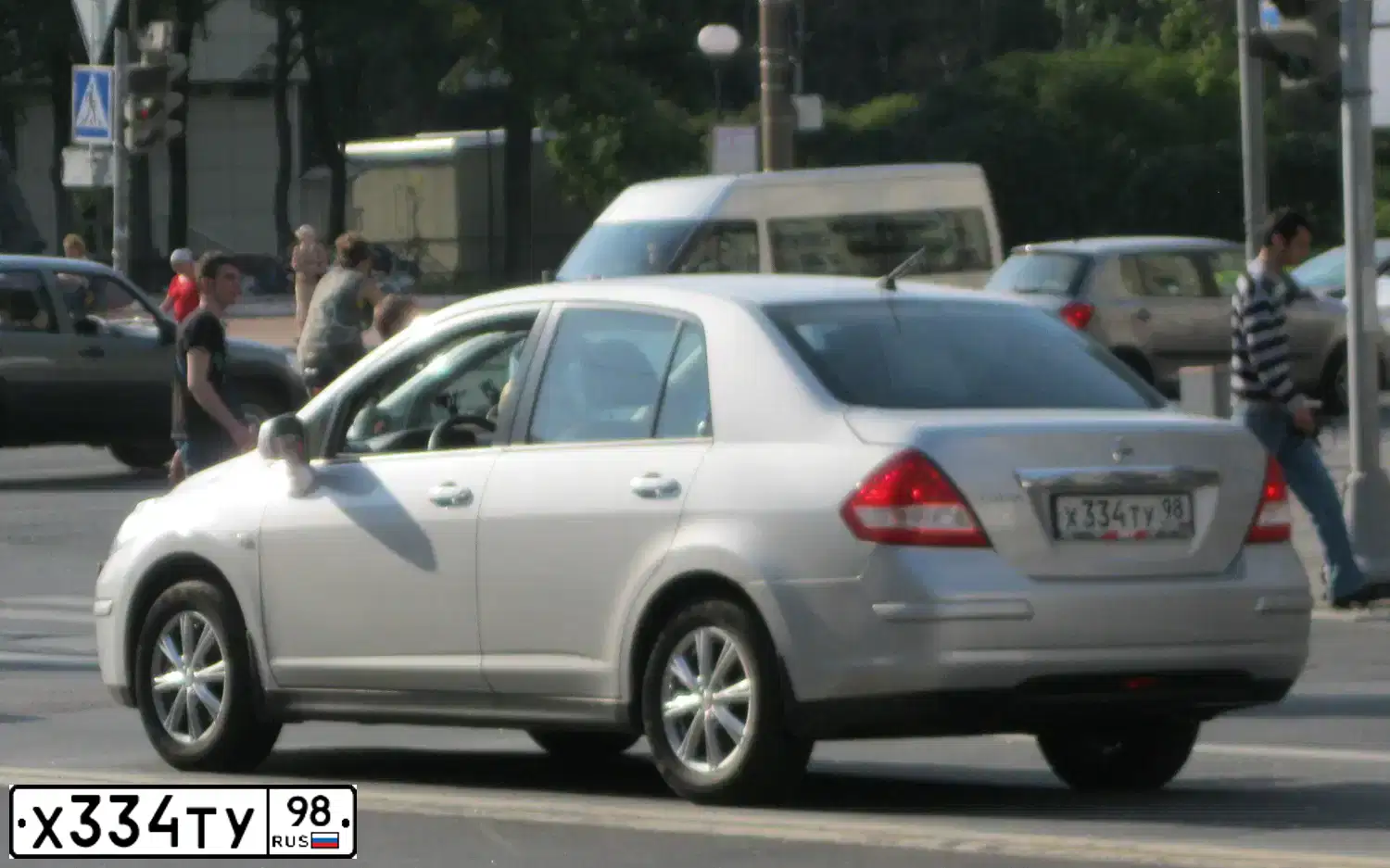 Фото автомобиля NISSAN TIIDA, 2008 — госномер Х334ТУ98. Цвет: СЕРЕБРИСТЫЙ