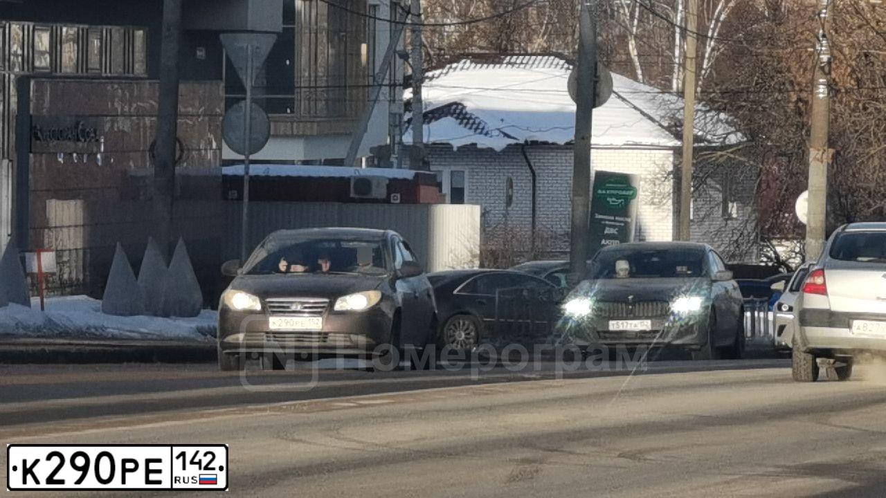 Фото автомобиля TOYOTA CAMRY, 2020 — госномер К290РЕ142. Цвет: Белый/черный