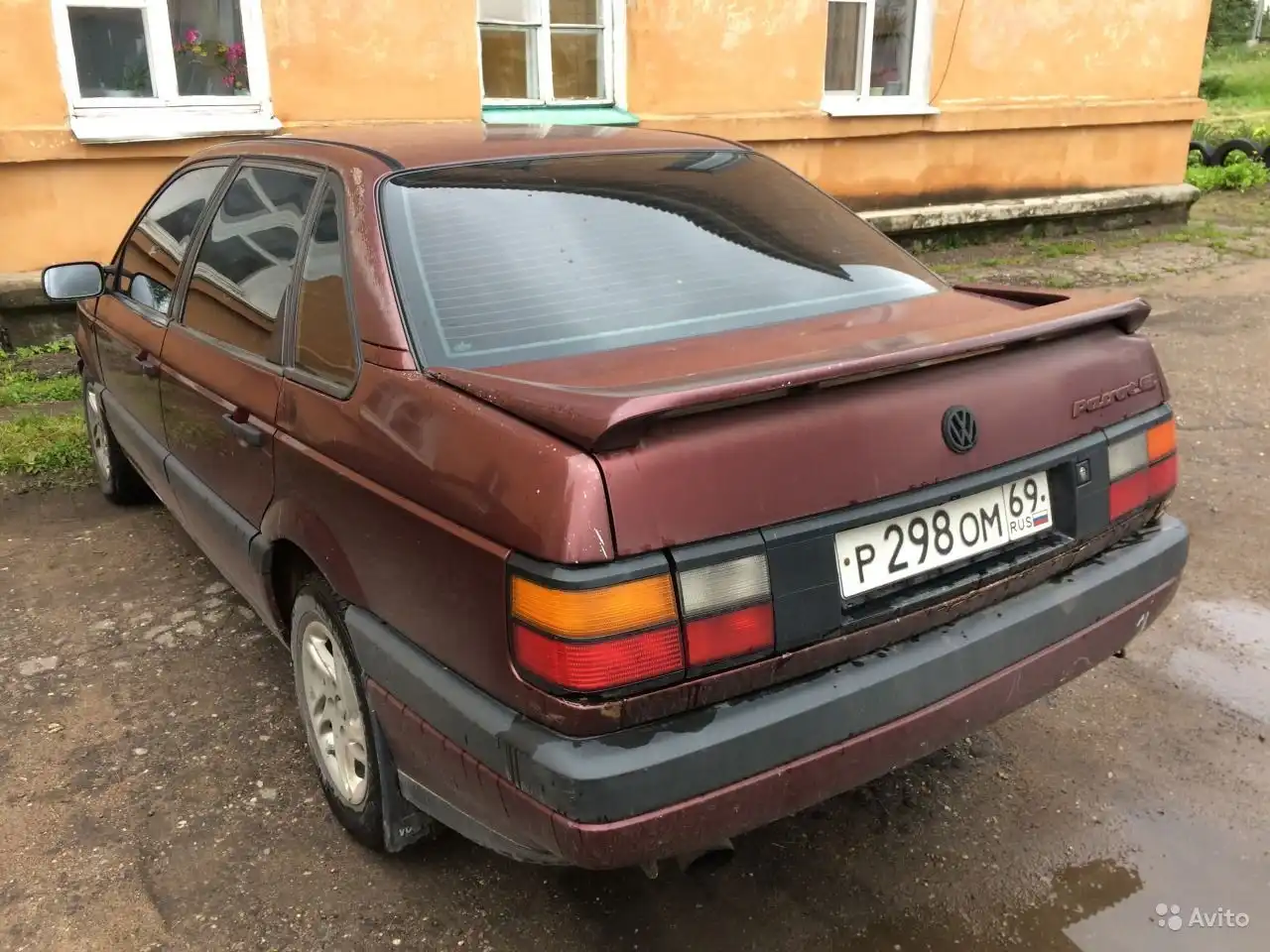 Фото автомобиля VOLKSWAGEN PASSAT, 1991 — госномер В547РЕ147. Цвет: ТЕМНО-ВИШНЕВЫЙ