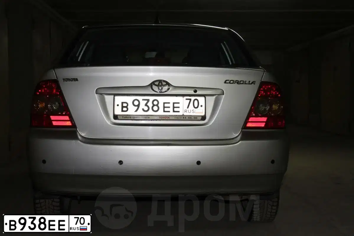 Фото автомобиля TOYOTA COROLLA, 2005 — госномер А552СХ124. Цвет: Серебристый