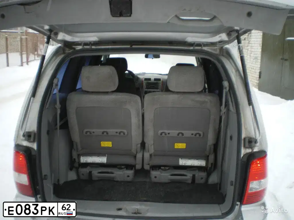Фото автомобиля KIA CARENS, 2004 — госномер Е083РК62. Цвет: серебристый
