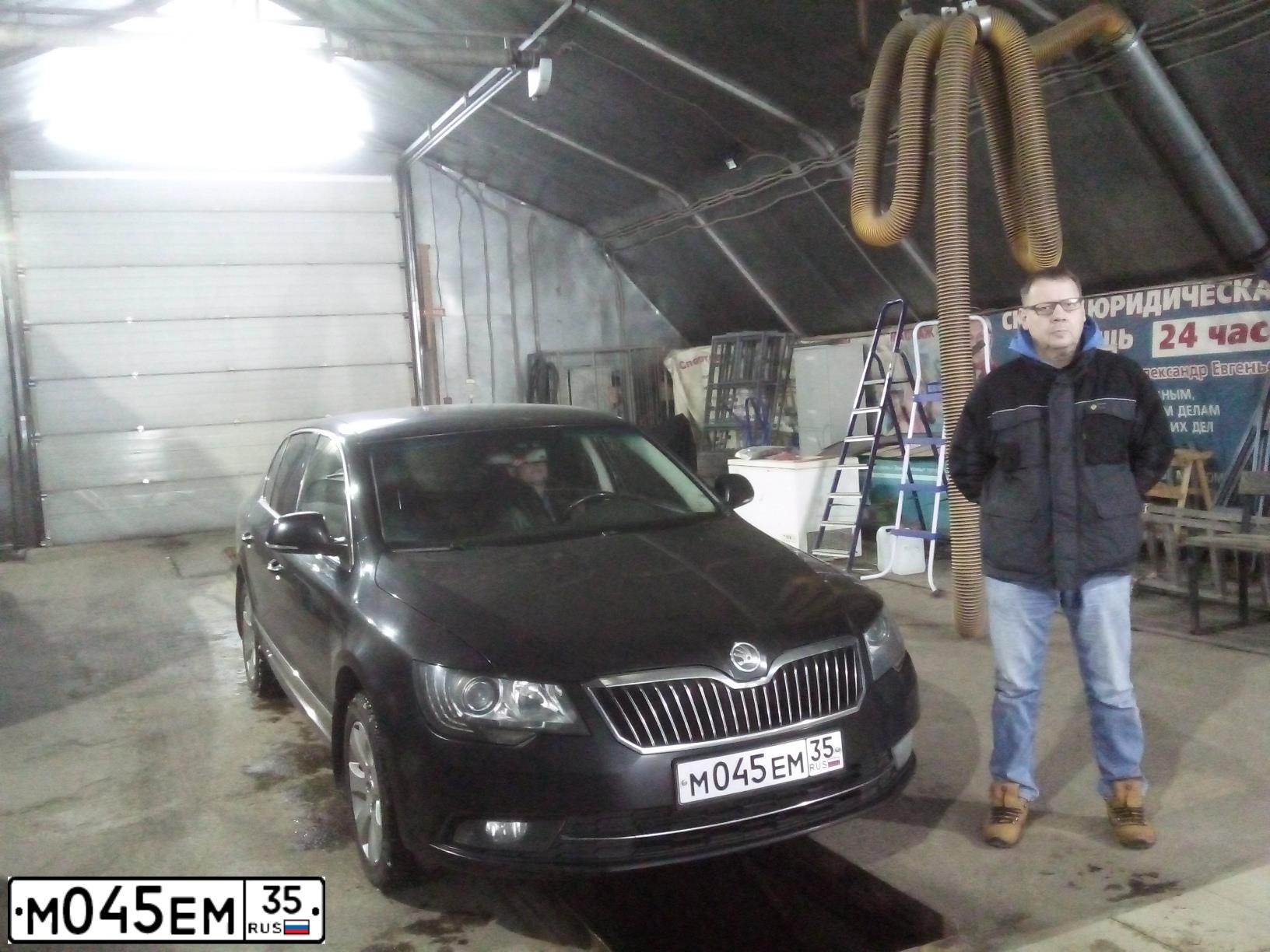 Фото автомобиля SKODA SUPERB, 2013 — госномер М045ЕМ35. Цвет: ЧЕРНЫЙ