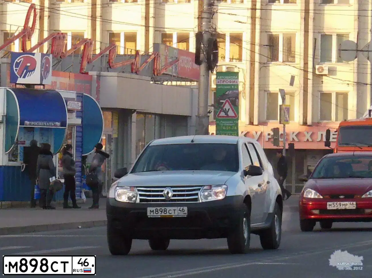 Фото автомобиля RENAULT DUSTER, 2012 — госномер М898СТ46. Цвет: СВЕТЛО-СЕРЫЙ