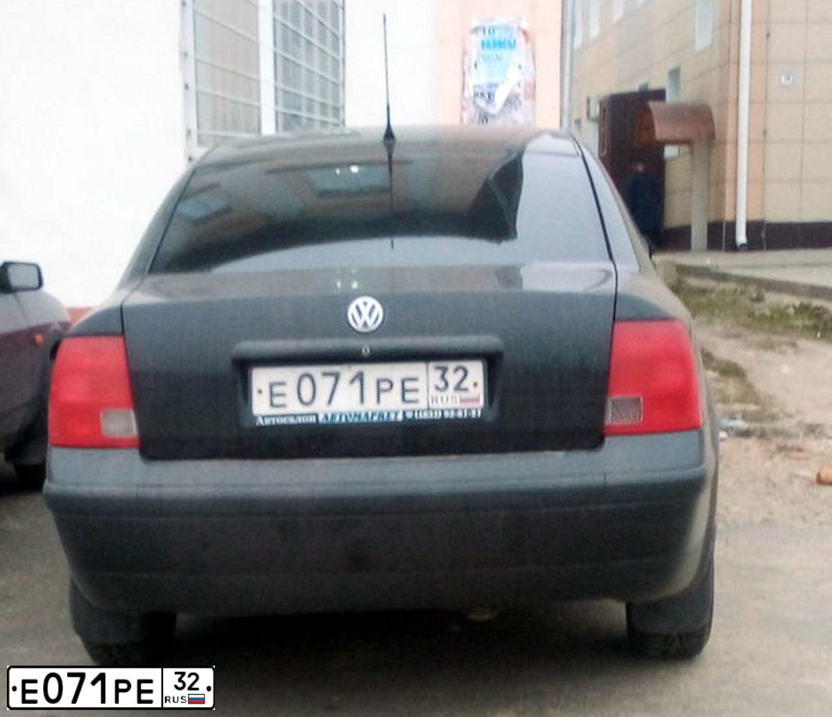 Фото автомобиля VOLKSWAGEN PASSAT, 2000 — госномер Е071РЕ32. Цвет: ЧЕРНЫЙ