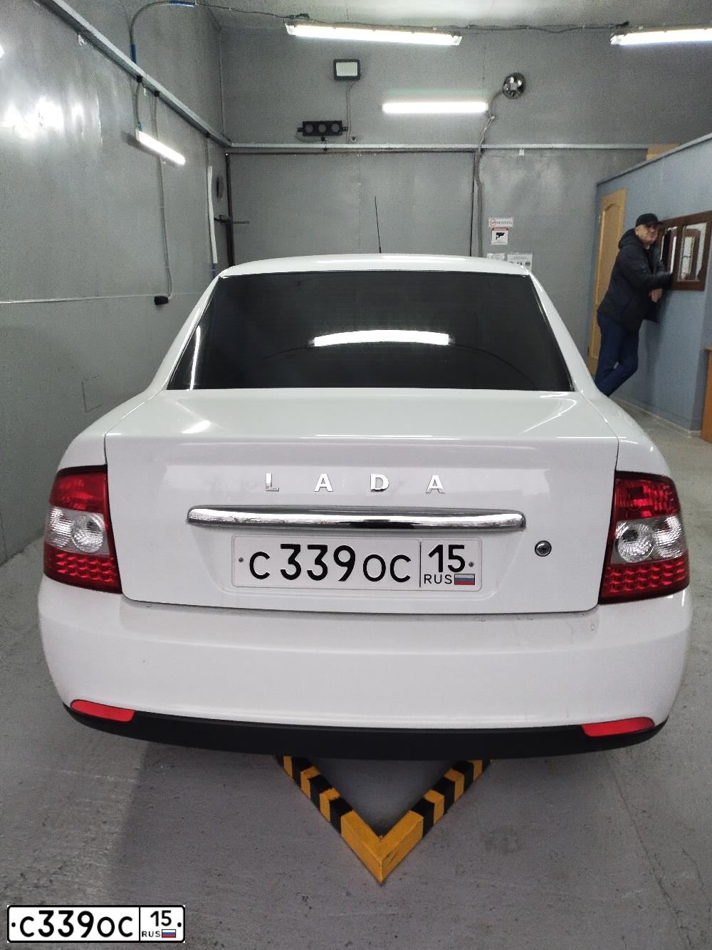 Фото автомобиля LADA 2114 SAMARA, 2011 — госномер Е633ОР15. Цвет: БЕЛЫЙ