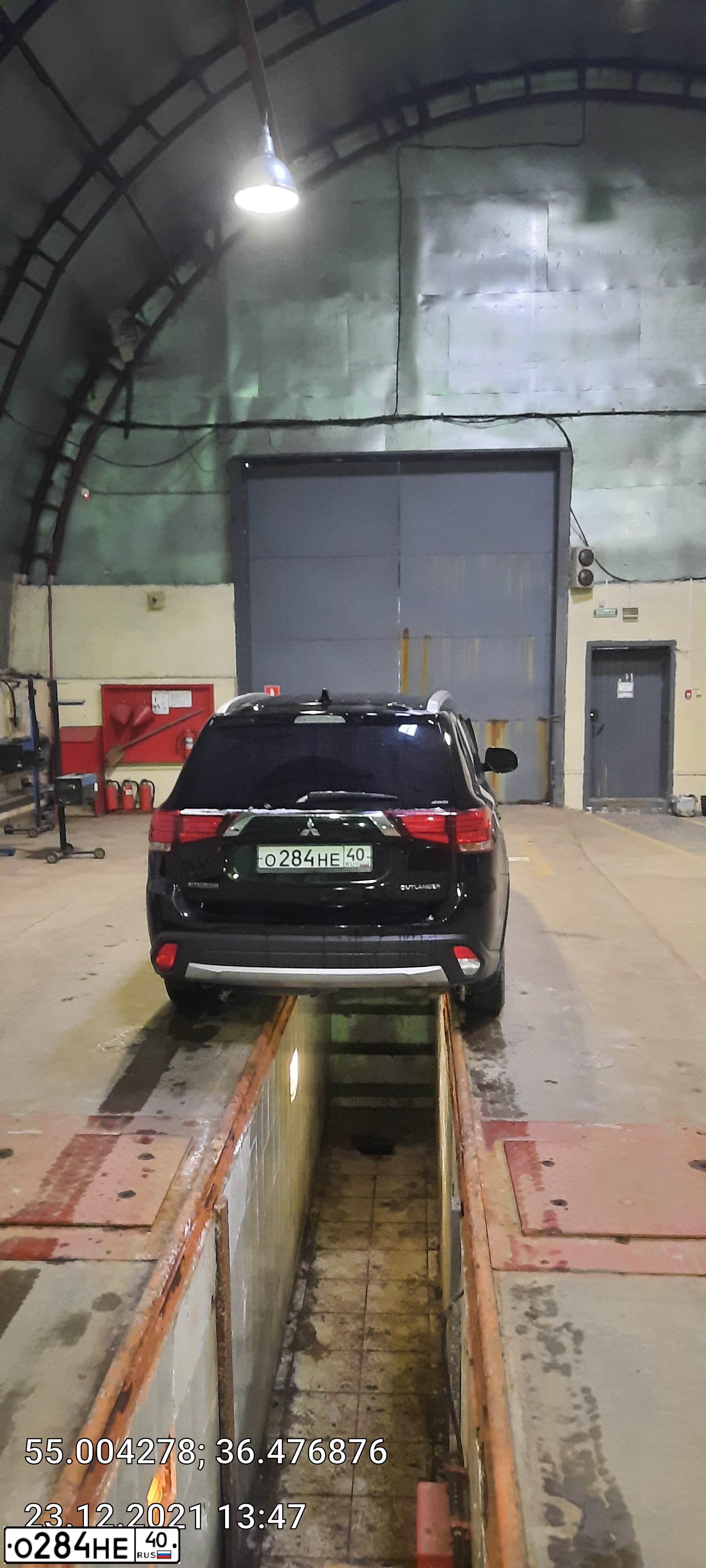 Фото автомобиля MITSUBISHI OUTLANDER, 2018 — госномер О284НЕ40. Цвет: ЧЕРНЫЙ