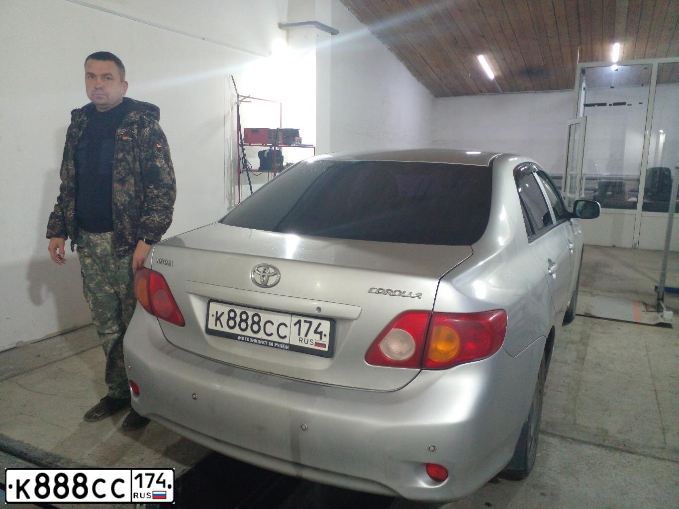 Фото автомобиля TOYOTA COROLLA, 2008 — госномер К888СС174. Цвет: СЕРЕБРИСТЫЙ