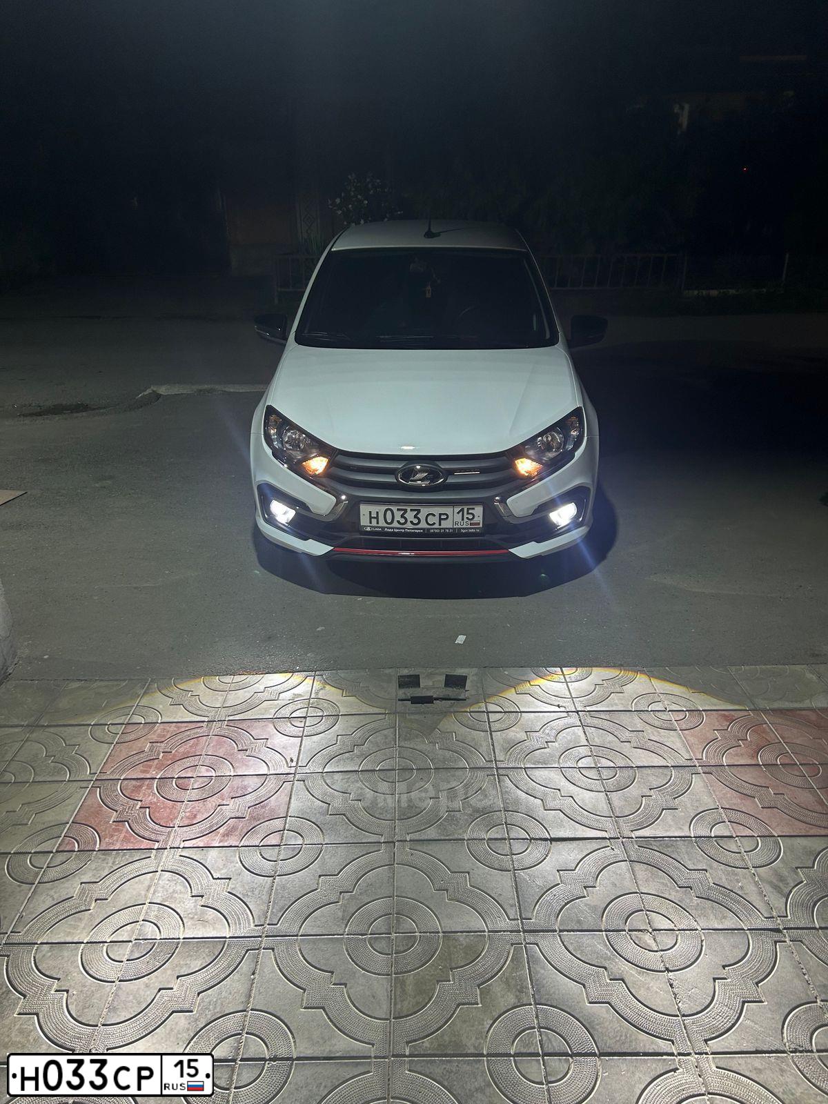 Фото автомобиля LADA 2114 SAMARA, 2012 — госномер Н033СР15. Цвет: Белый