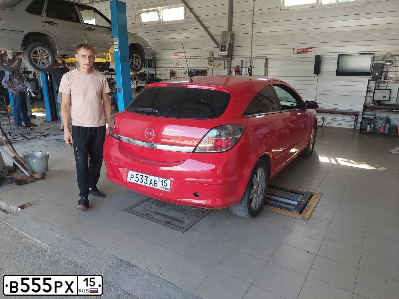 Фото автомобиля OPEL ASTRA, 2008 — госномер А940РХ797. Цвет: Красный