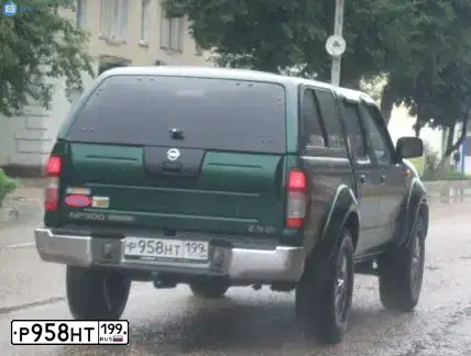 Фото автомобиля NISSAN NP 300, 2008 — госномер Р958НТ199. Цвет: ТЕМНО-ЗЕЛЕНЫЙ