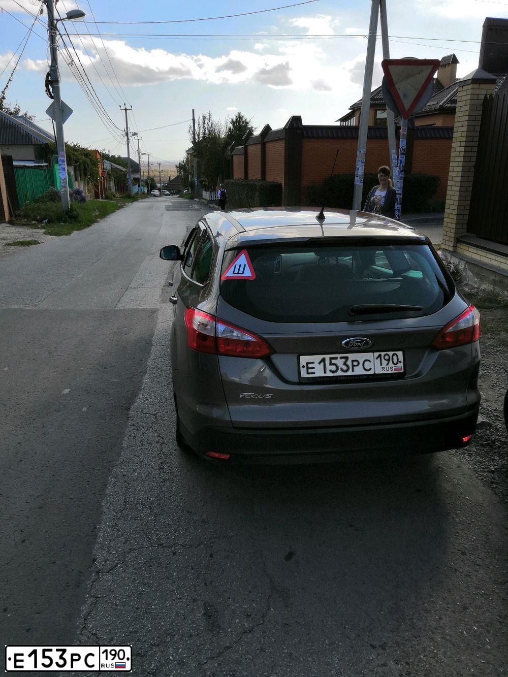 Фото автомобиля FORD FOCUS, 2012 — госномер А471АР761. Цвет: СЕРО-КОРИЧНЕВЫЙ