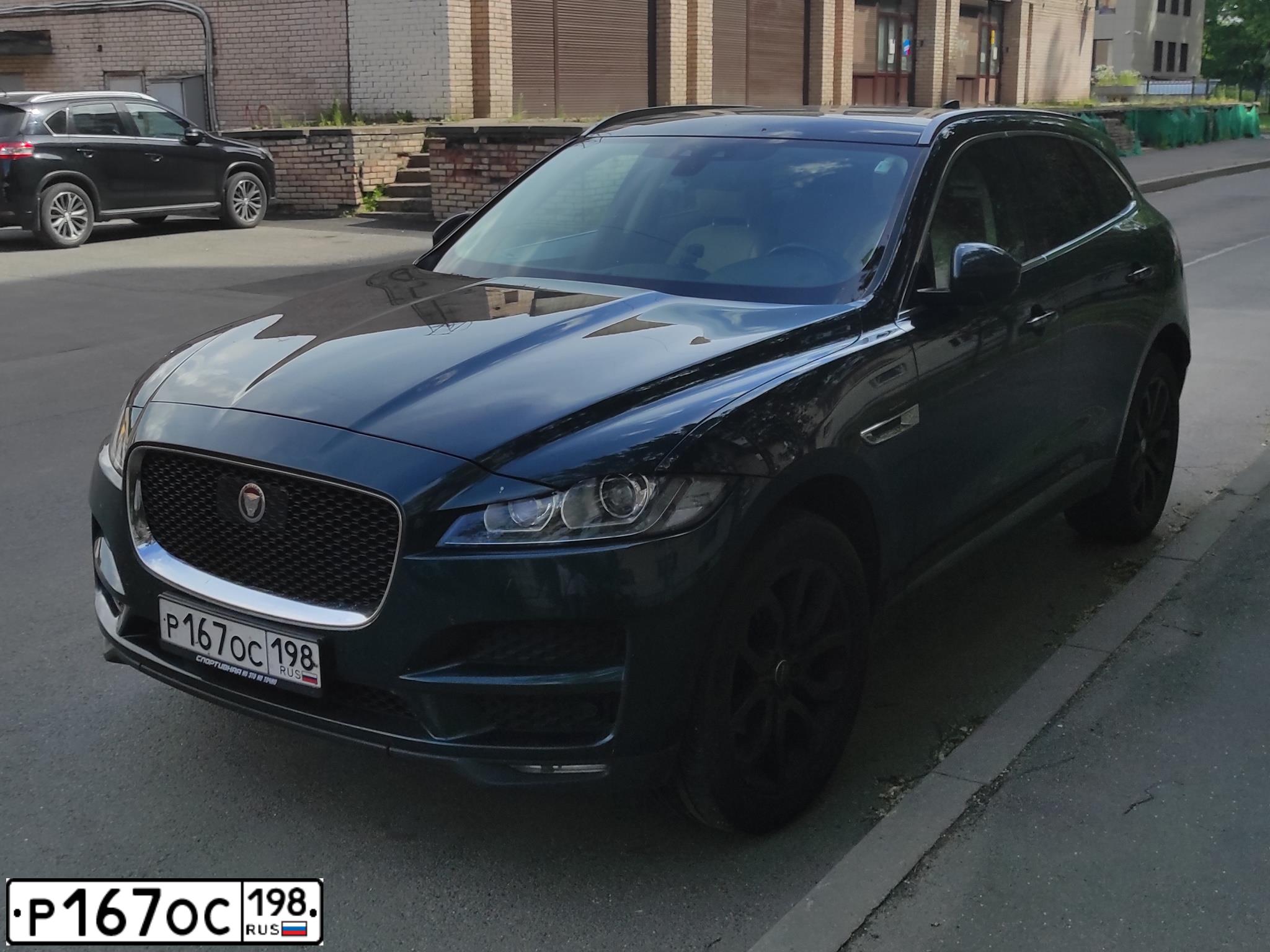 Фото автомобиля JAGUAR F-PACE, 2017 — госномер Р167ОС198. Цвет: ЗЕЛЕНЫЙ