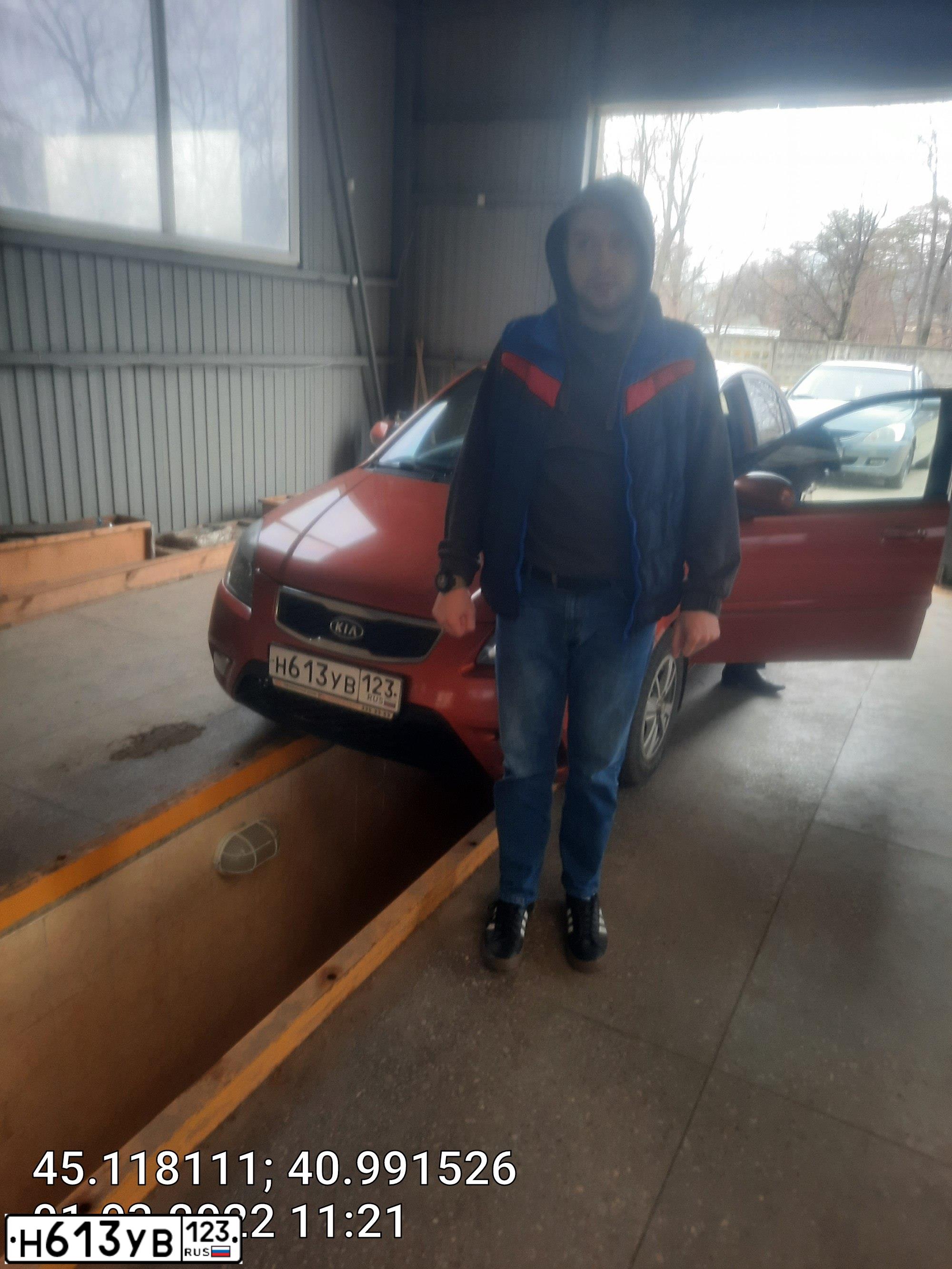 Фото автомобиля KIA RIO, 2010 — госномер Н282КК190. Цвет: Оранжевый