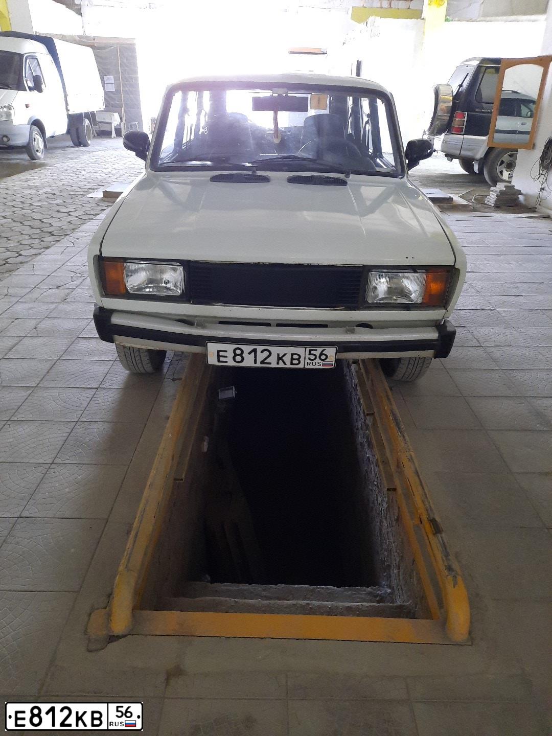 Фото автомобиля LADA 2104, 1996 — госномер Е812КВ56. Цвет: БЕЛЫЙ