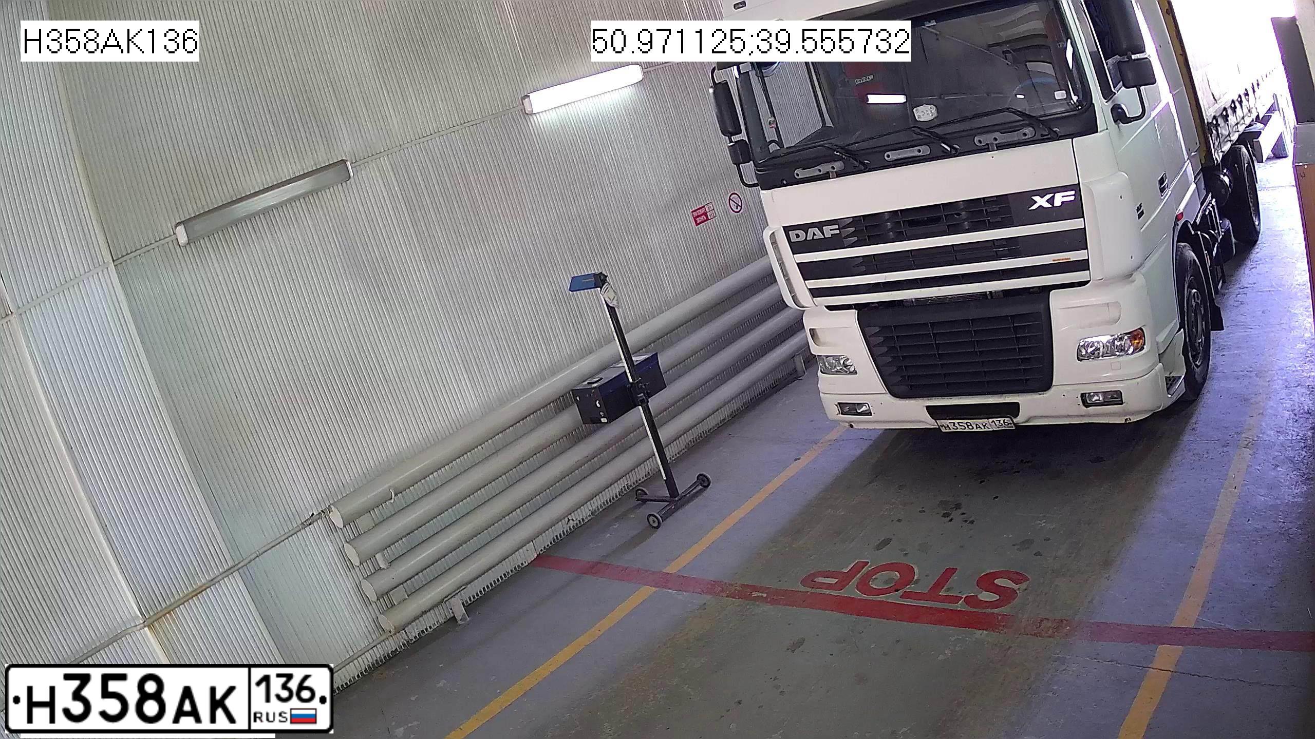 Фото автомобиля DAF XF 95 FT /4X2/, 2006 — госномер Н358АК136. Цвет: Белый