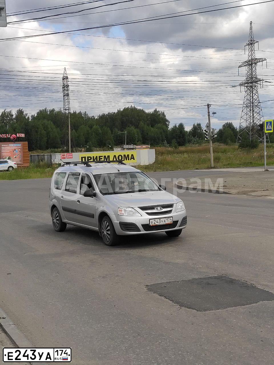 Фото автомобиля LADA LARGUS, 2018 — госномер Е243УА174. Цвет: Серебристый