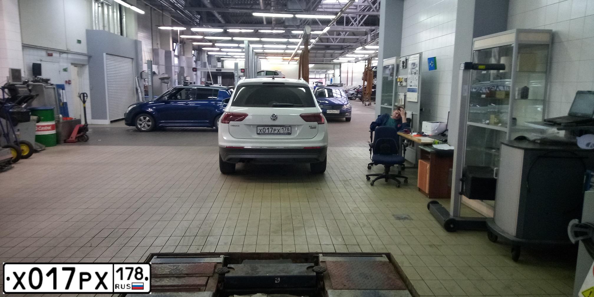 Фото автомобиля VOLKSWAGEN TIGUAN, 2017 — госномер М860ТМ198. Цвет: Белый