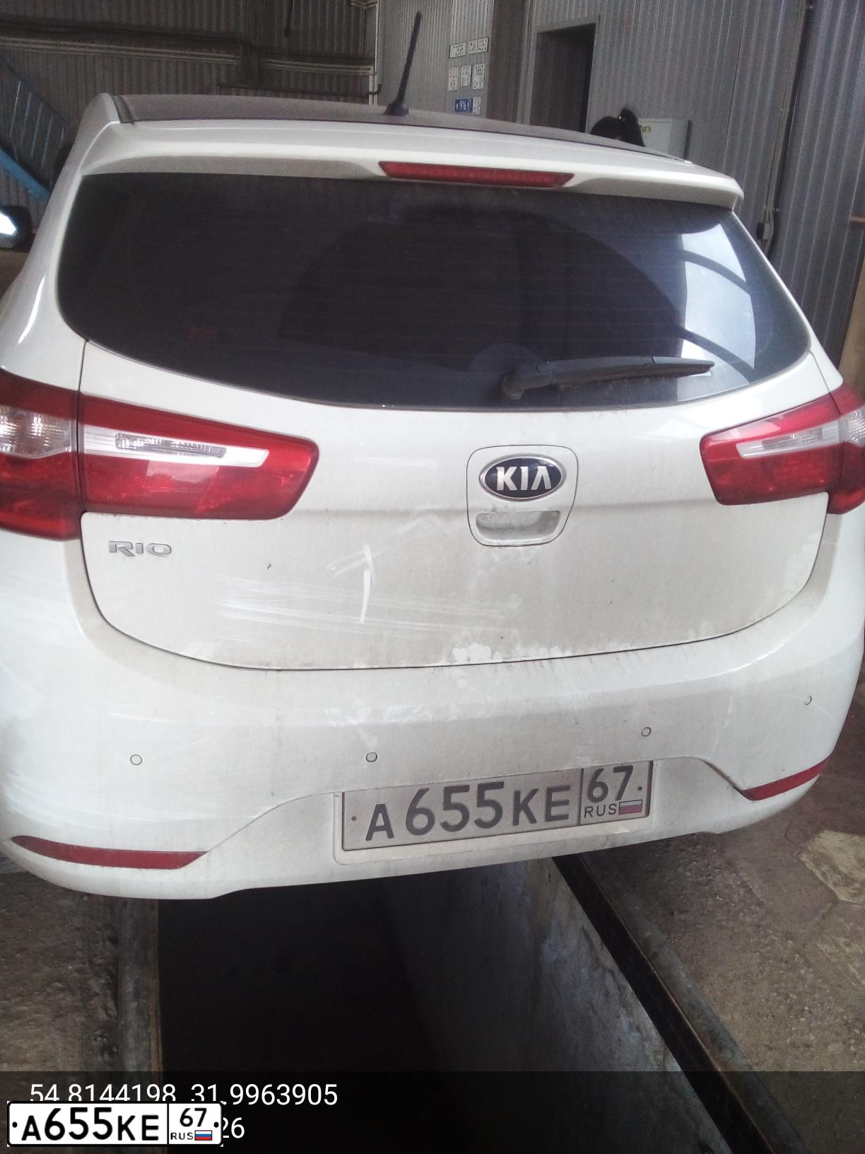 Фото автомобиля KIA RIO, 2013 — госномер А655КЕ67. Цвет: Белый