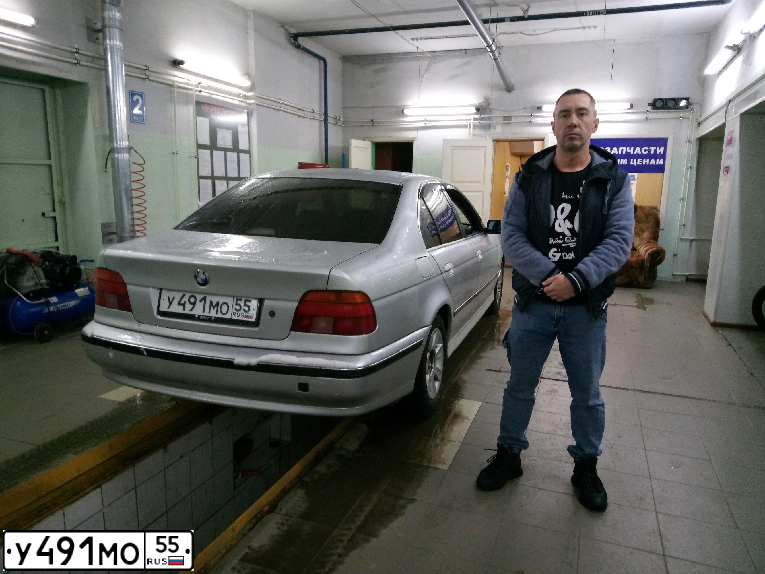 Фото автомобиля BMW SERIE 5, 1999 — госномер Х459УО55. Цвет: СЕРЫЙ