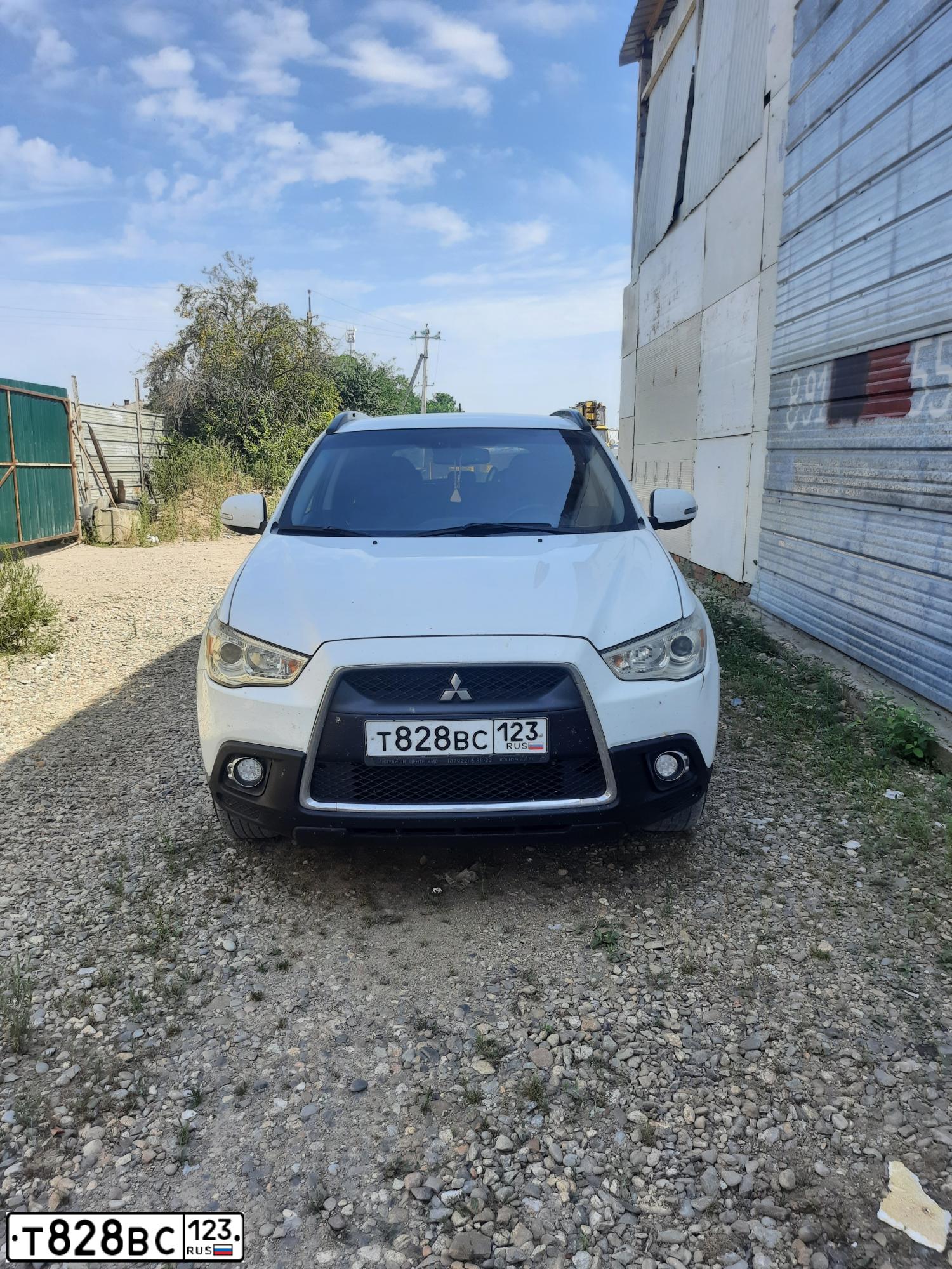 Фото автомобиля MITSUBISHI ASX, 2011 — госномер Т828ВС123. Цвет: Белый