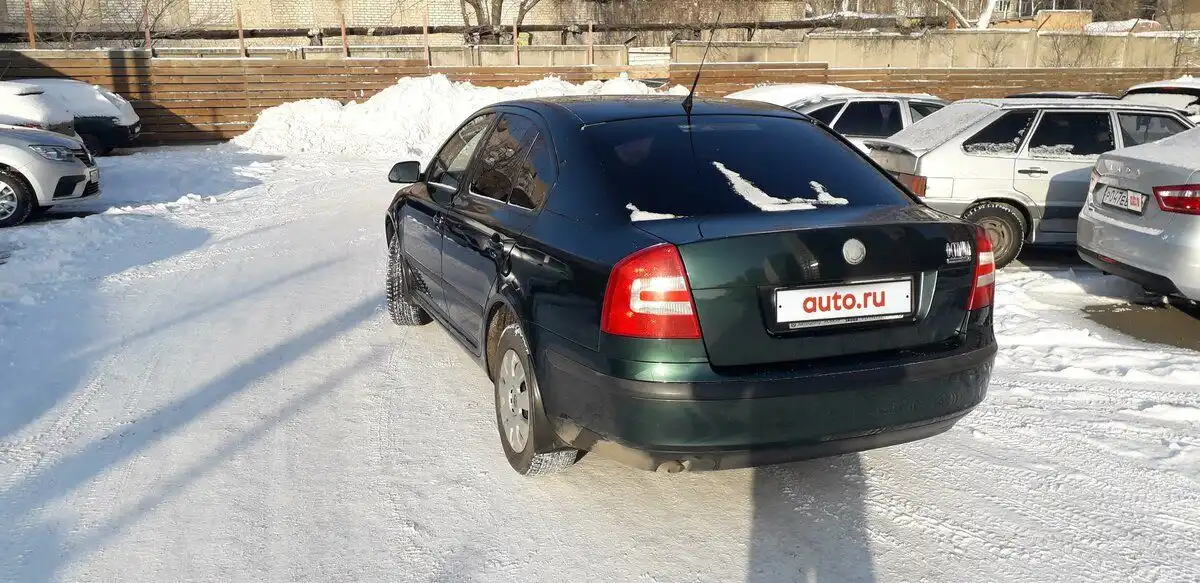 Фото автомобиля SKODA OCTAVIA, 2008 — госномер Е424ХМ82. Цвет: ЗЕЛЕНЫЙ