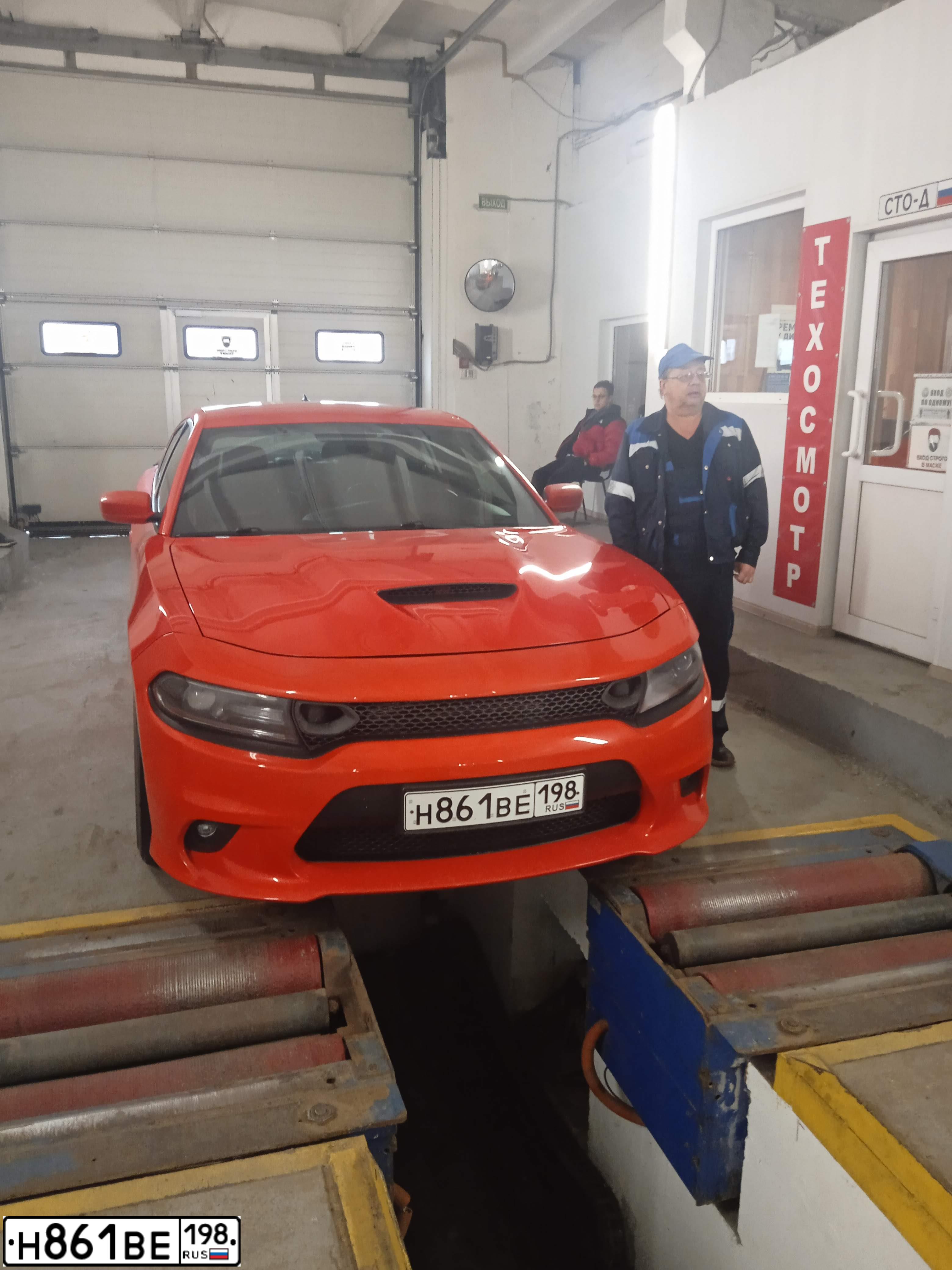 Фото автомобиля DODGE ДОДЖ CHARGER, 2016 — госномер Н509ЕО198. Цвет: Оранжевый