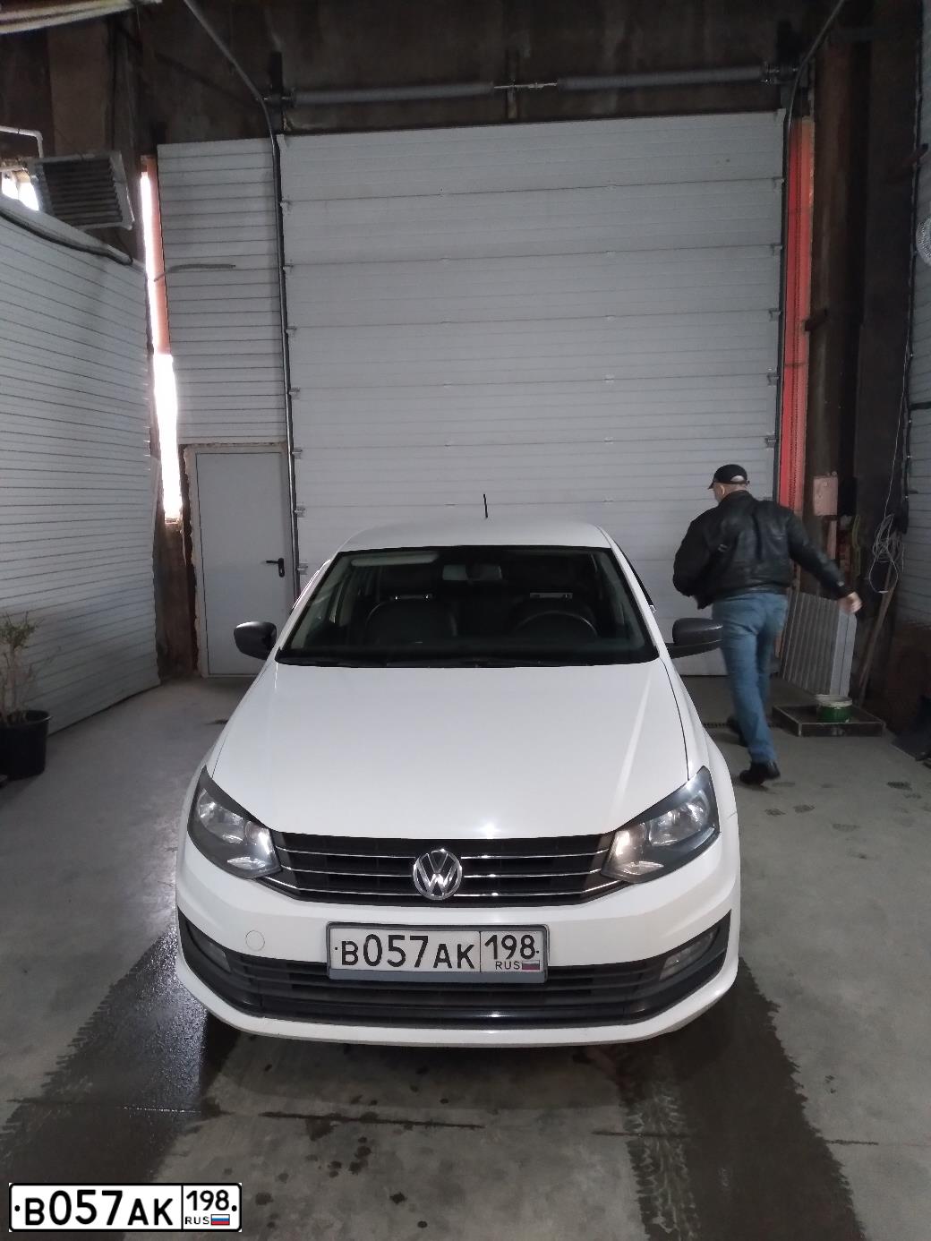 Фото автомобиля VOLKSWAGEN POLO, 2018 — госномер В057АК198. Цвет: Белый