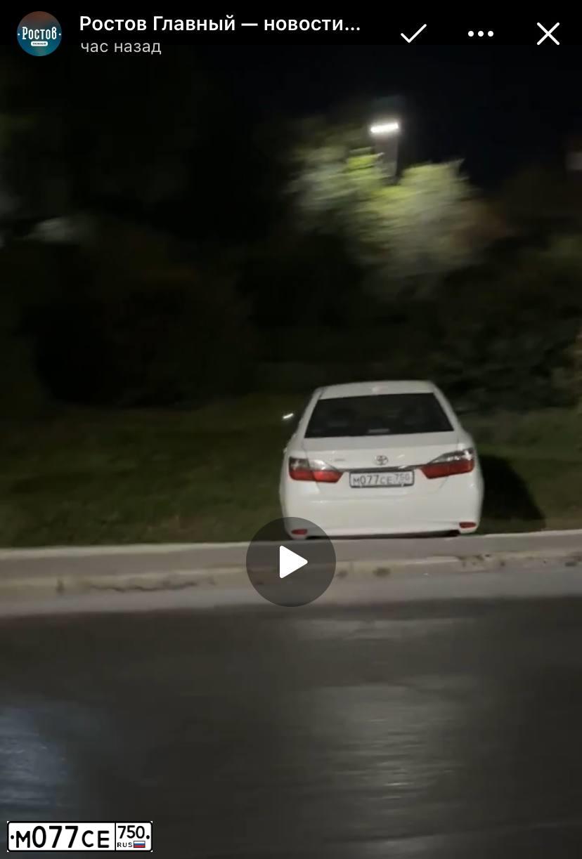 Фото автомобиля TOYOTA CAMRY, 2018 — госномер М077СЕ750. Цвет: БЕЛЫЙ