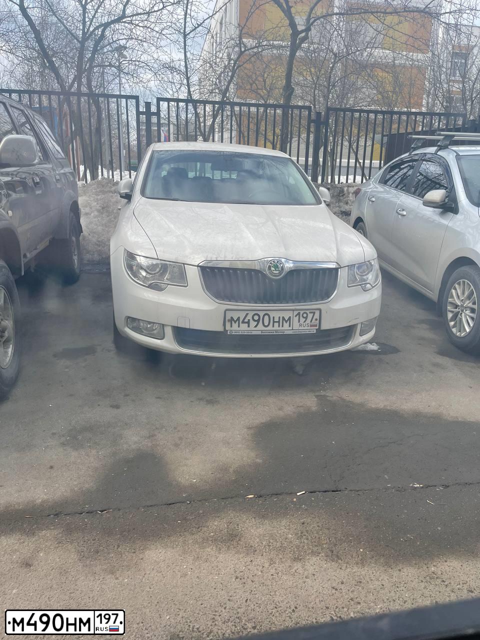 Фото автомобиля SKODA SUPERB, 2011 — госномер Т675СС799. Цвет: Белый