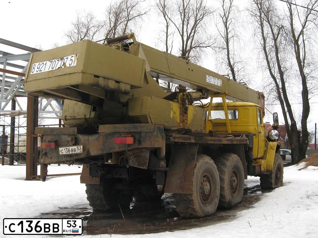 Фото автомобиля URAL 5557 /6X6/, 1993 — госномер С136ВВ53. Цвет: ЖЕЛТЫЙ