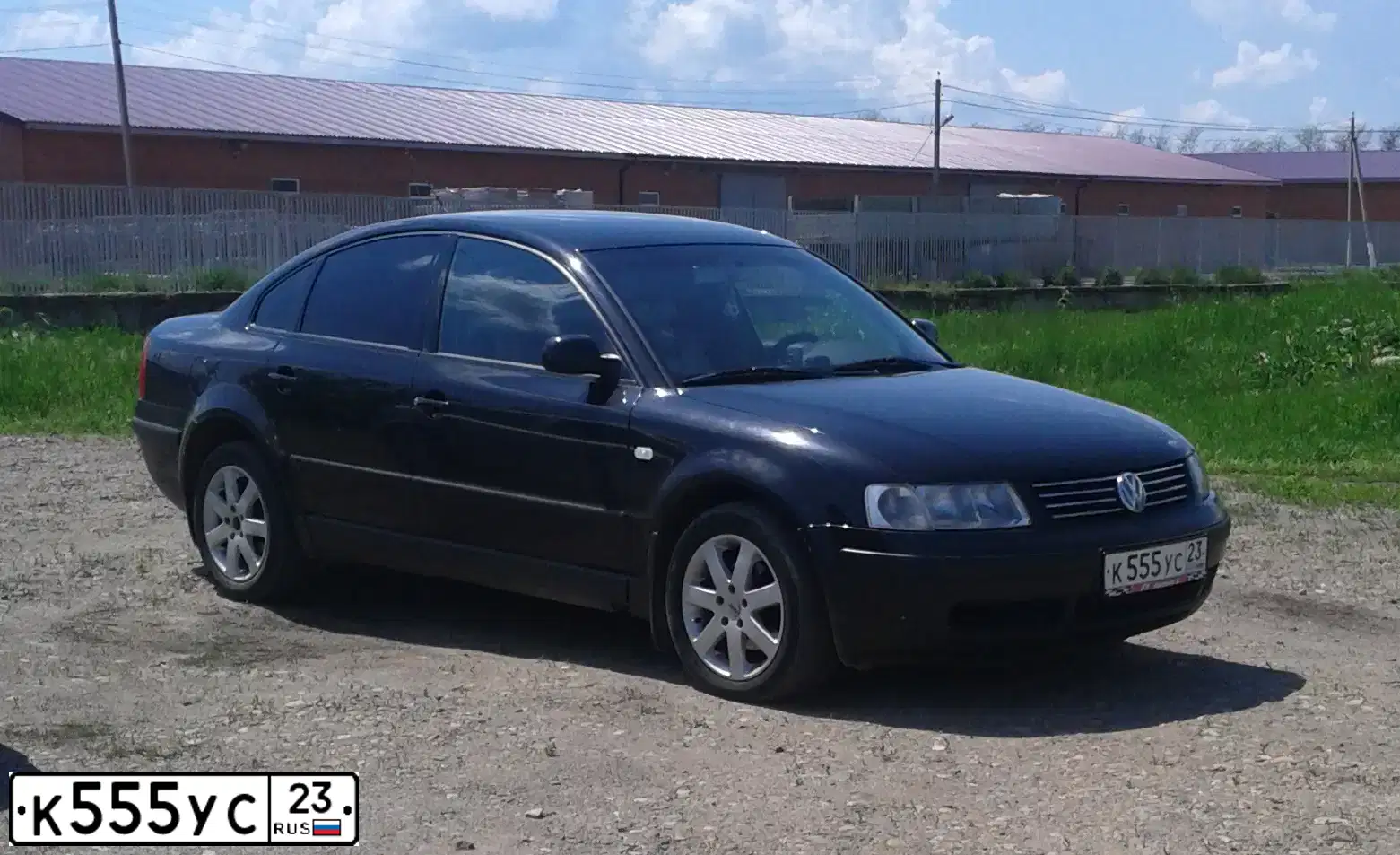 Фото автомобиля VOLKSWAGEN PASSAT, 2000 — госномер К555УС23. Цвет: ЧЕРНЫЙ