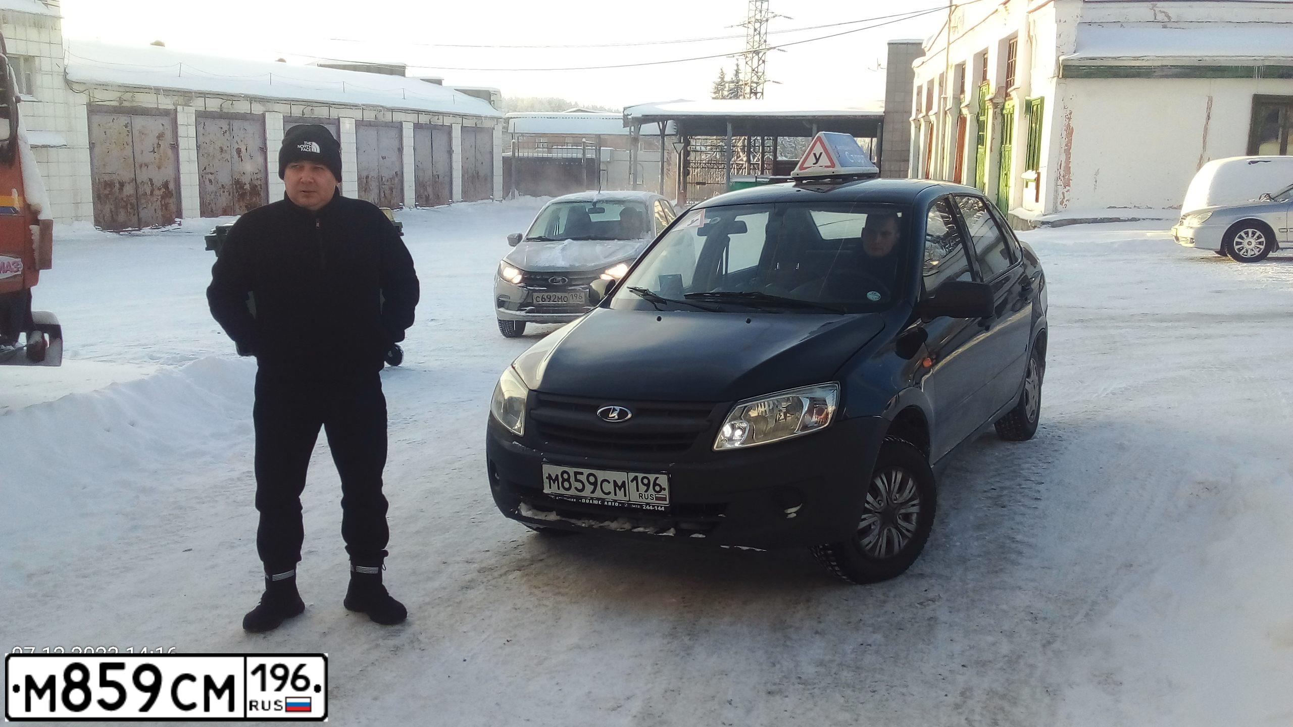 Фото автомобиля LADA 2190 GRANTA, 2013 — госномер М859СМ196. Цвет: ЧЕРНЫЙ