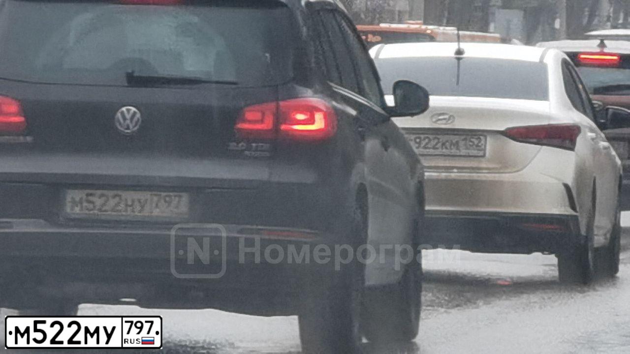 Фото автомобиля BMW I3, 2017 — госномер М522МУ797. Цвет: МНОГОЦВЕТНЫЙ