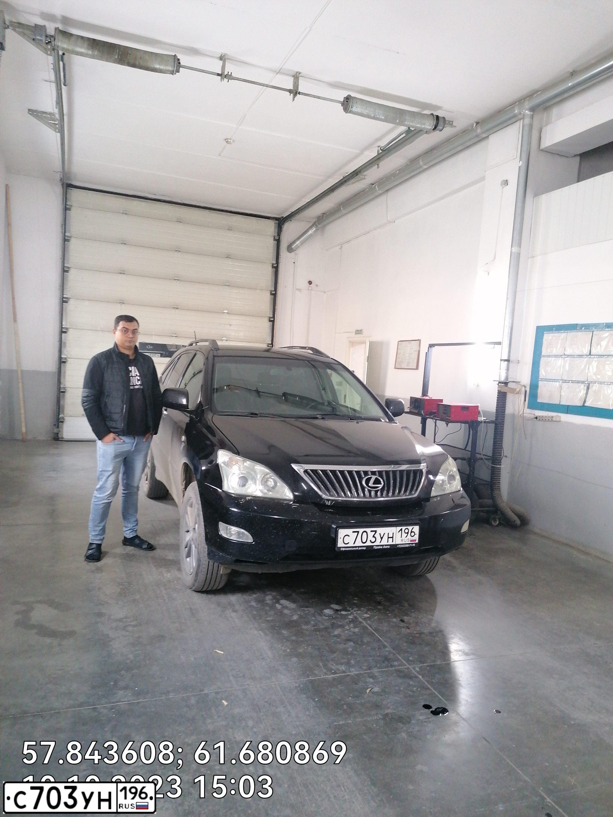 Фото автомобиля LEXUS RX, 2007 — госномер В888ЕМ196. Цвет: ЧЕРНЫЙ