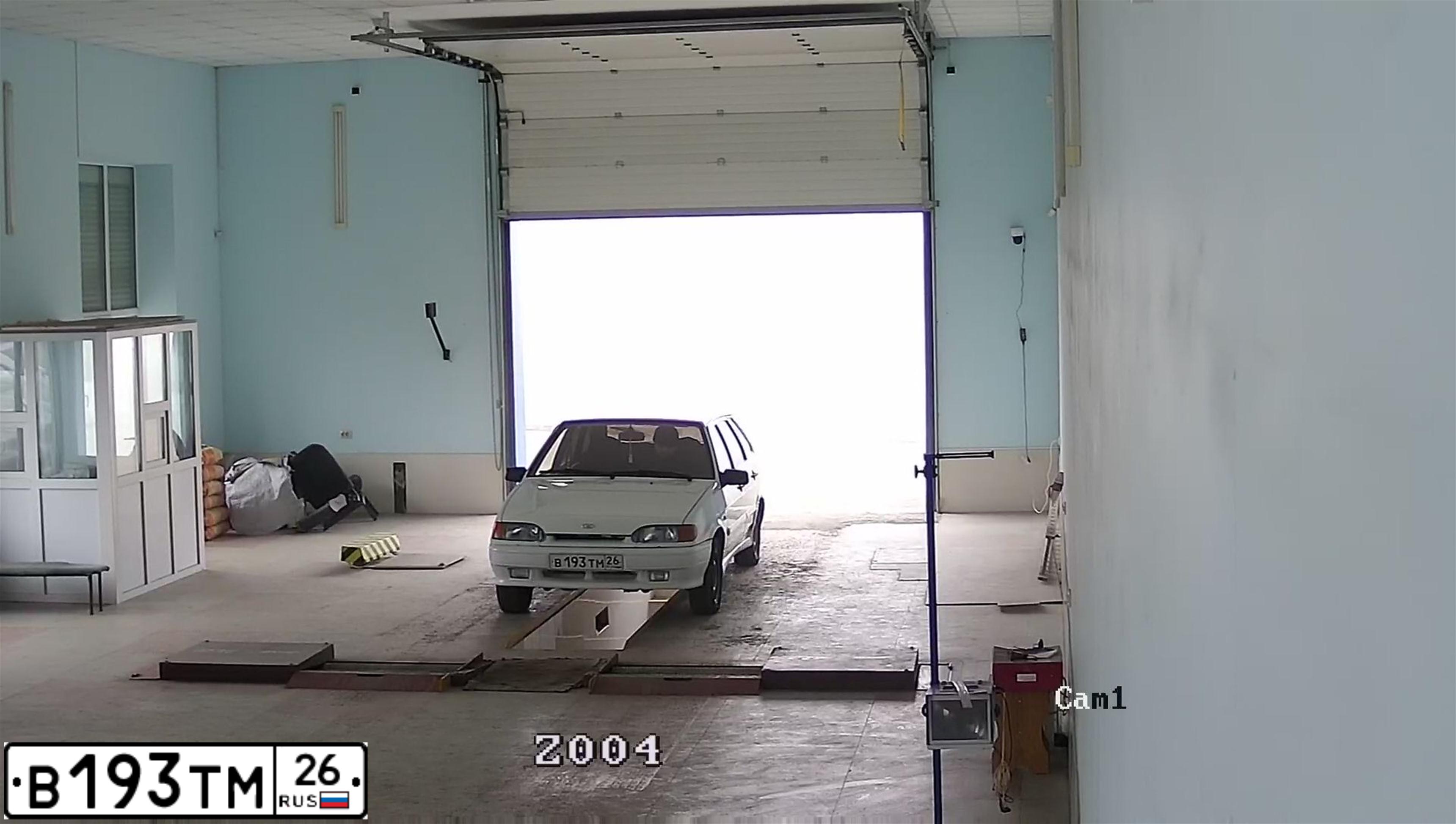Фото автомобиля LADA 2114, 2011 — госномер Е002ВН15. Цвет: Белый