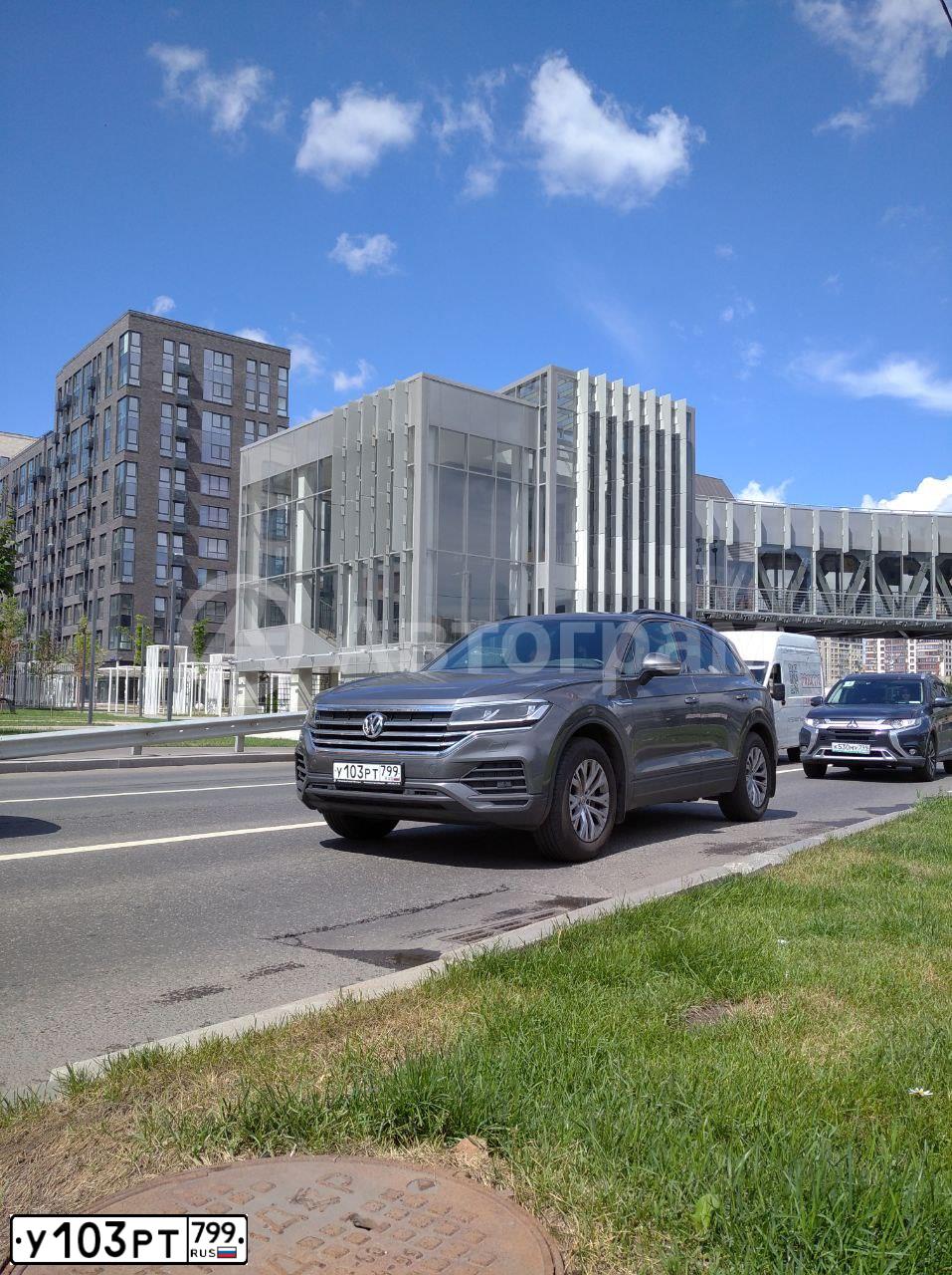 Фото автомобиля VOLKSWAGEN TOUAREG, 2020 — госномер У103РТ799. Цвет: СЕРЫЙ