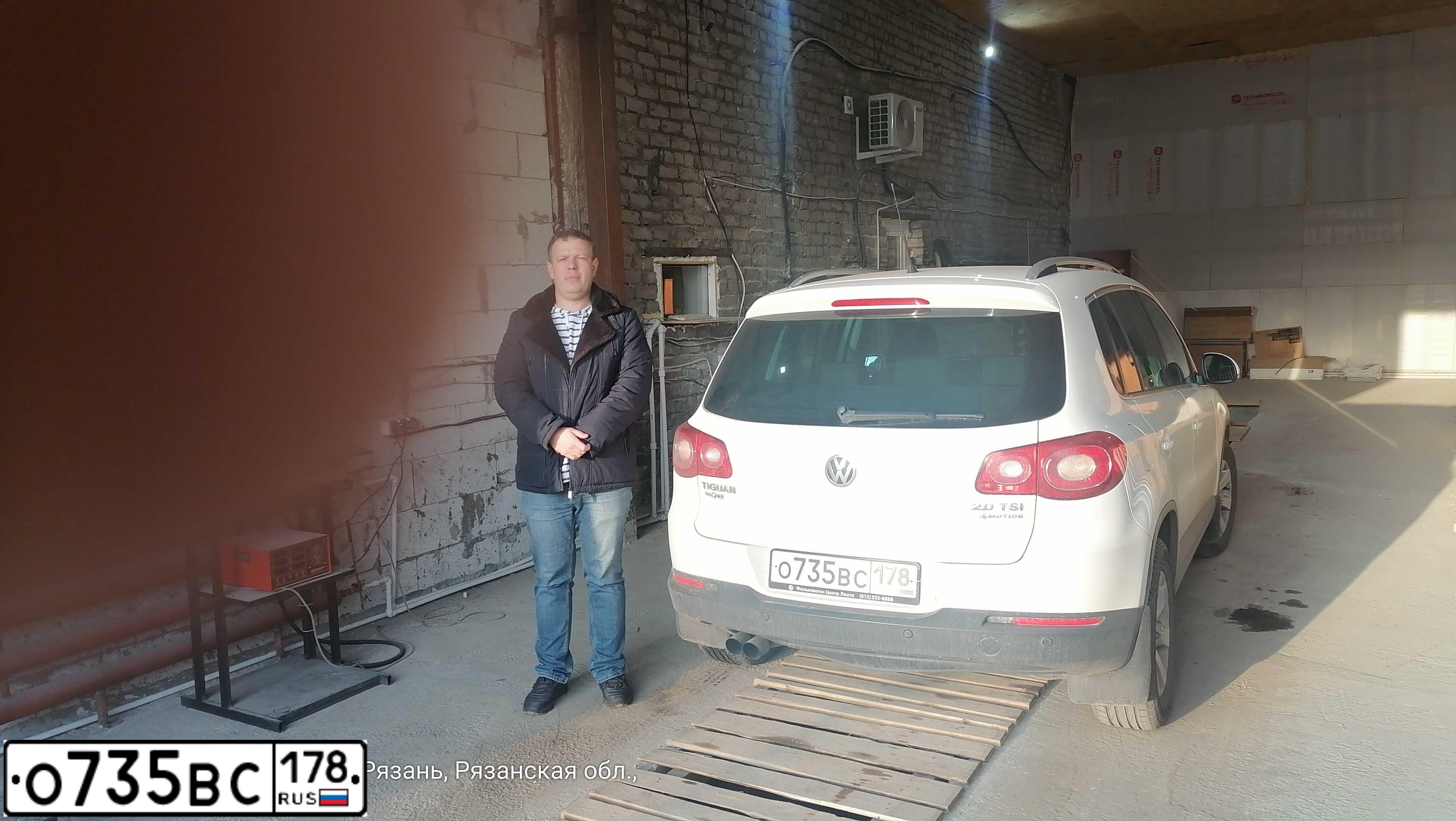 Фото автомобиля VOLKSWAGEN TIGUAN, 2010 — госномер Р965МН136. Цвет: Белый
