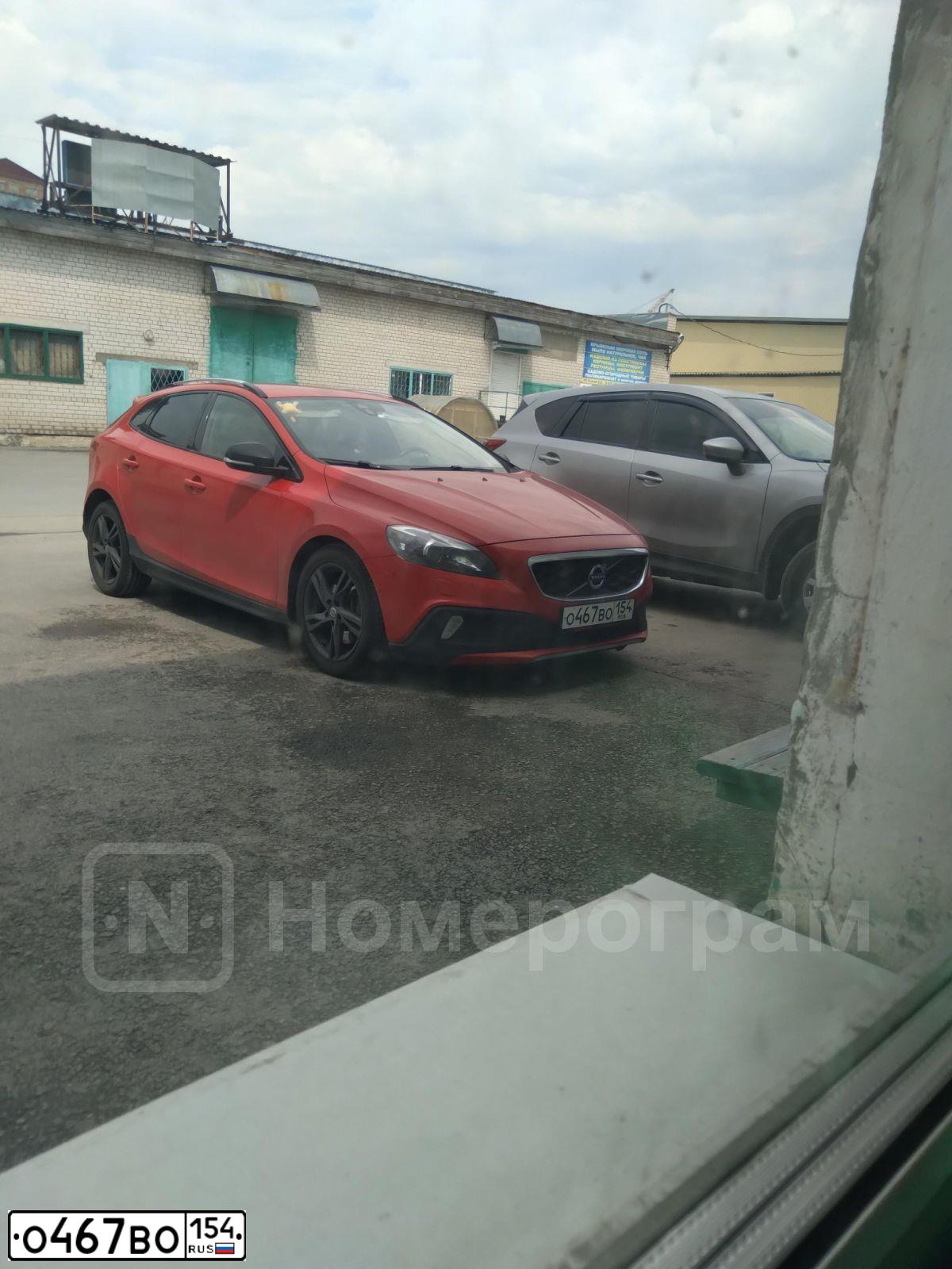 Фото автомобиля VOLVO V40, 2013 — госномер О467ВО154. Цвет: Красный