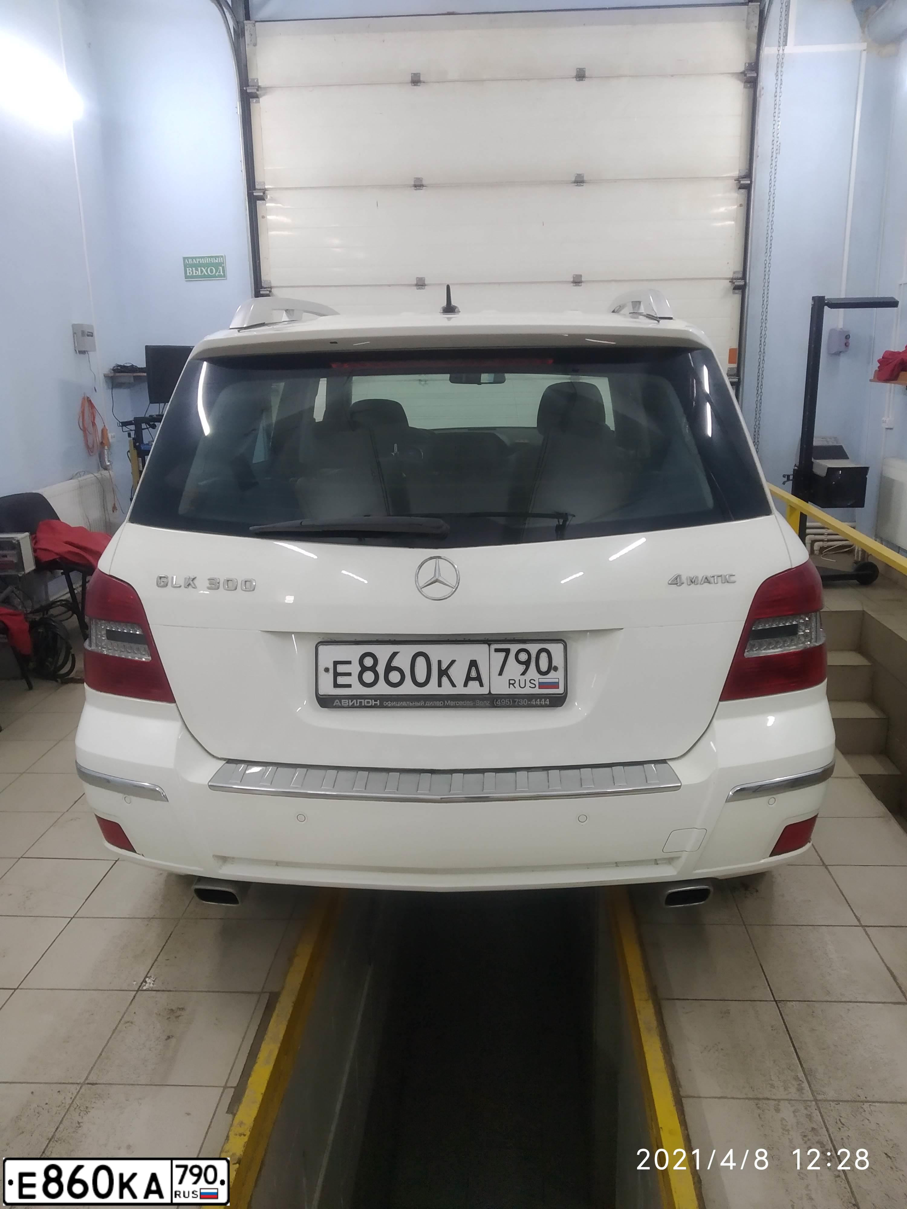 Фото автомобиля MERCEDES-BENZ GLK300, 2012 — госномер М193РМ797. Цвет: Белый
