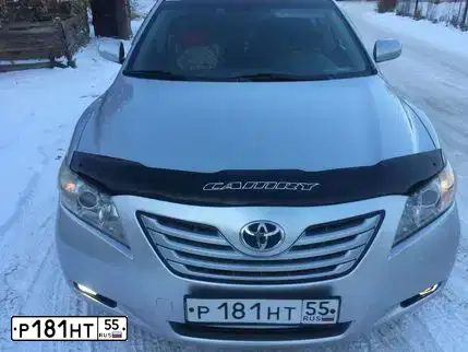 Фото автомобиля TOYOTA CAMRY, 2007 — госномер Р181НТ55. Цвет: серебристый