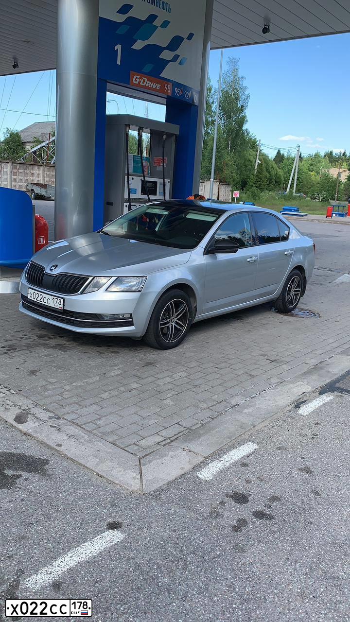 Фото автомобиля SKODA OCTAVIA, 2017 — госномер Х022СС178. Цвет: СЕРЕБРИСТЫЙ
