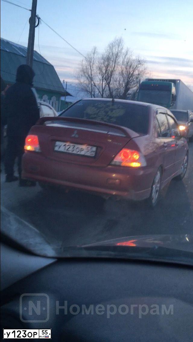 Фото автомобиля MITSUBISHI LANCER, 2005 — госномер У123ОР55. Цвет: КРАСНЫЙ