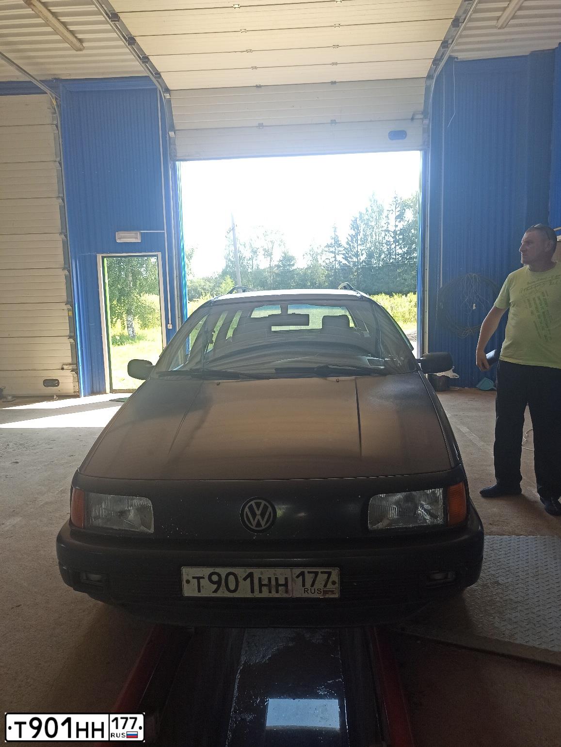 Фото автомобиля VOLKSWAGEN PASSAT, 1992 — госномер Т901НН177. Цвет: ЧЕРНЫЙ