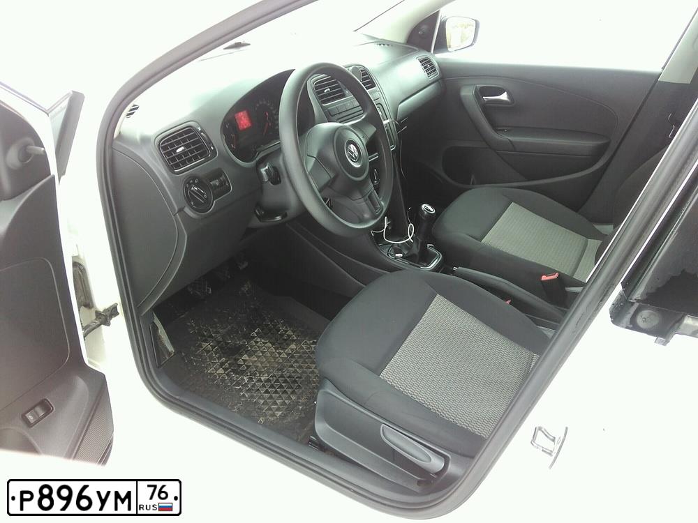 Фото автомобиля VOLKSWAGEN POLO, 2011 — госномер Р896УМ76. Цвет: Белый