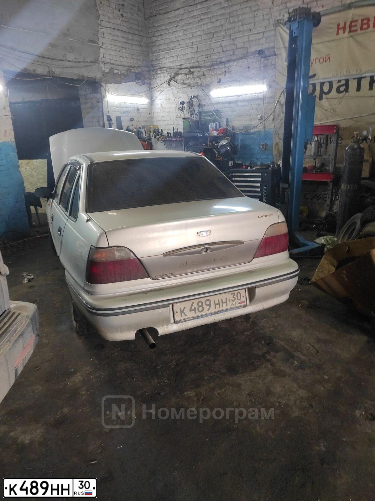 Фото автомобиля DAEWOO NEXIA, 2004 — госномер У444МТ30. Цвет: СЕРЕБРИСТЫЙ