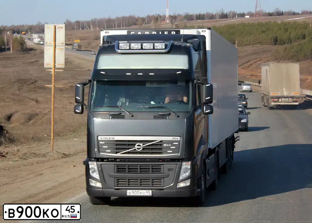 Фото автомобиля ВОЛЬВО FH 13 ВАSS, 2009 — госномер В900КО45. Цвет: ТЕМНО-СЕРЫЙ