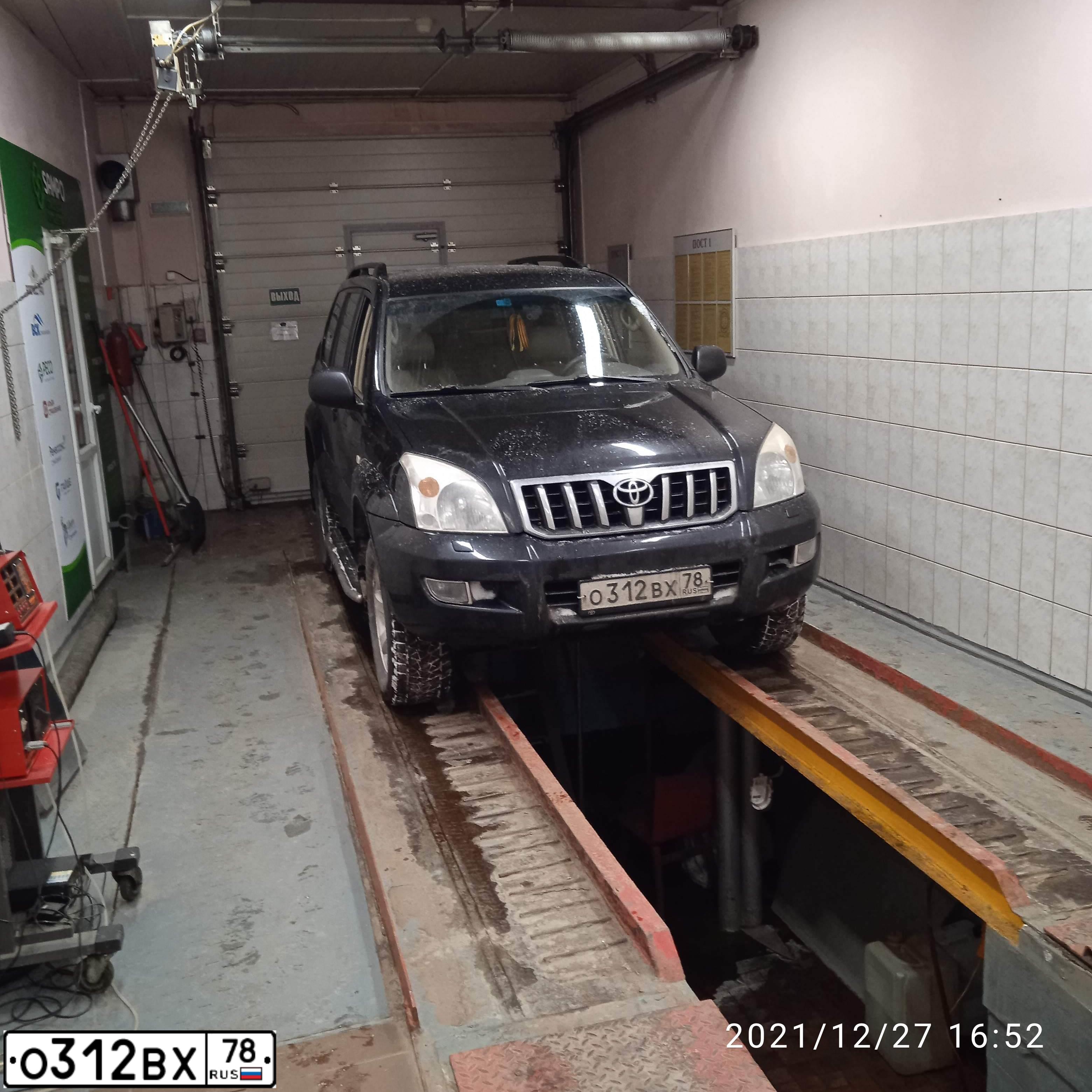 Фото автомобиля TOYOTA LANDCRUISER, 2004 — госномер О312ВХ78. Цвет: ЧЕРНЫЙ