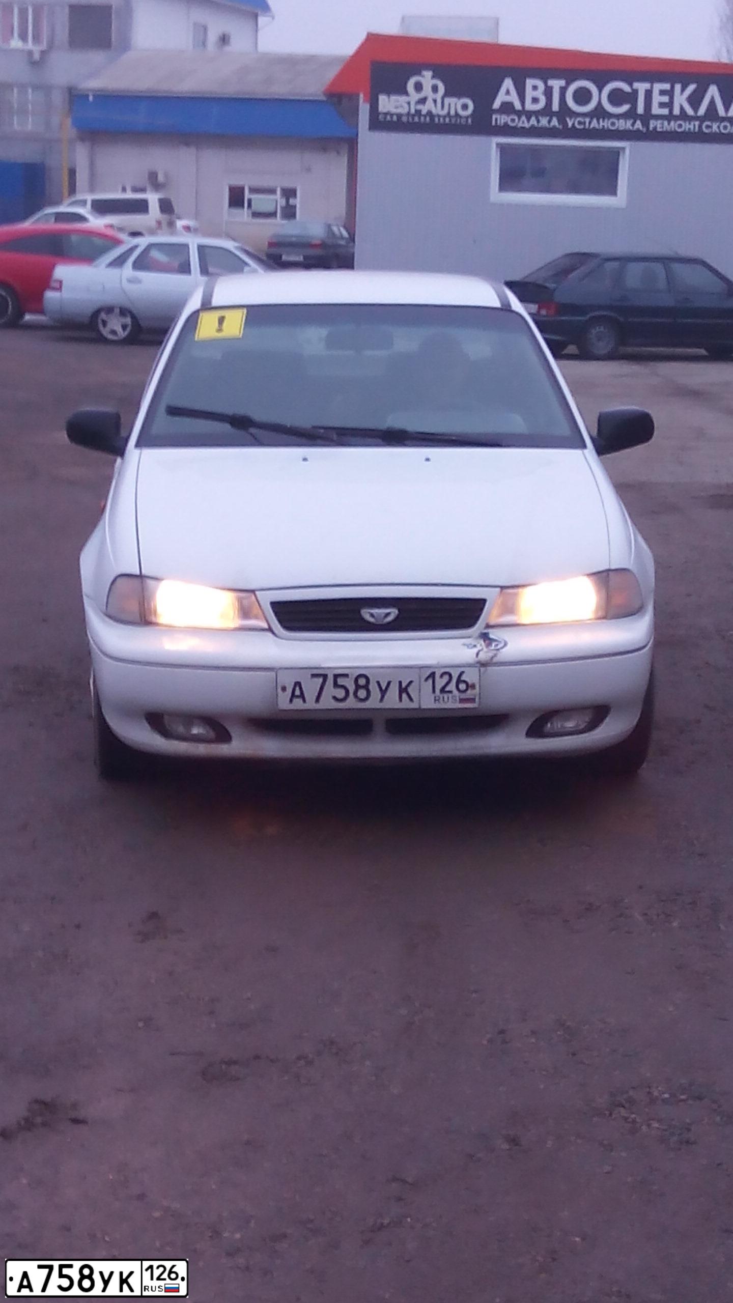 Фото автомобиля DAEWOO NEXIA, 1999 — госномер А758УК126. Цвет: БЕЛЫЙ